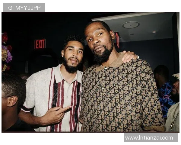 杜兰特与足球明星亲密合影展现运动员之间的友谊与激情